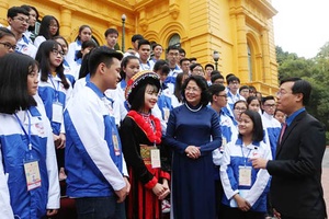 Phó Chủ tịch nước gặp mặt thí sinh tham gia vòng chung kết cuộc thi “Tự hào Việt Nam”