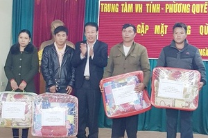 Tặng quà nhân dân xã Phiêng Côn