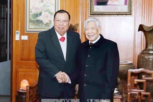 Tổng Bí thư, Chủ tịch nước Lào thăm nguyên Tổng Bí thư Lê Khả Phiêu và Nông Đức Mạnh