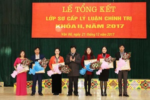Vân Hồ: 63 học viên hoàn thành lớp Sơ cấp lý luận chính trị