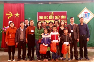 Trao học bổng “Chắp cánh” cho học sinh mồ côi