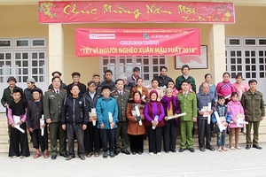 Báo Công an nhân dân: Chương trình “Tết vì người nghèo” xuân Mậu Tuất 2018 tại huyện Vân Hồ