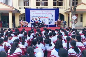 Công ty TNHH thương mại và dịch vụ Hùng Mạnh: Ngoại khóa an toàn giao thông và trao “Quỹ lái xe an toàn” cho các trường học ở Thành phố và Mai Sơn