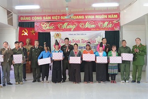 Công an tỉnh: Tặng 153 suất quà cho xã Mường Lèo