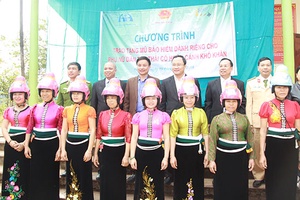 Ủy Ban ATGT Quốc gia: Trao tặng mũ bảo hiểm cho phụ nữ dân tộc Thái có hoàn cảnh khó khăn