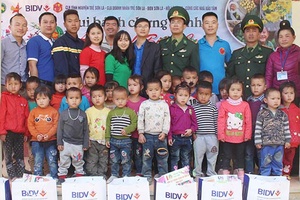 Tặng 74 suất quà cho học sinh xã Mường Lạn