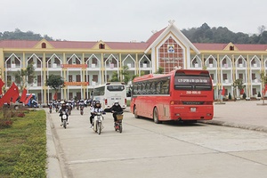 Trường THPT Chuyên Sơn La: Chấp hành nghiêm quy định về đội mũ bảo hiểm