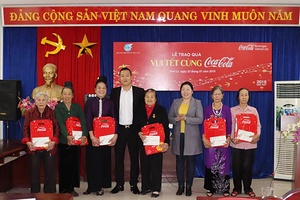 Hội LHPN tỉnh, Công ty Coca-Cola Việt Nam: Thăm, tặng quà các đối tượng, gia đình chính sách