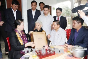 Chủ tịch Quốc hội Nguyễn Thị Kim Ngân thăm và làm việc tại tỉnh Hà Tĩnh