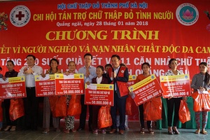 Đồng chí Võ Văn Thưởng thăm, tặng quà Tết nhân dân vùng lũ Quảng Ngãi