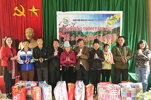 Các địa phương, đơn vị chung tay chăm lo Tết cho người nghèo