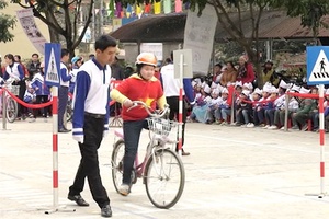 Công ty TNHH Thương mại và dịch vụ Hùng Mạnh: Ngoại khóa "An toàn giao thông nụ cười trẻ thơ"