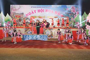 Khai mạc “Ngày hội Hoa đào” huyện Vân Hồ năm 2018