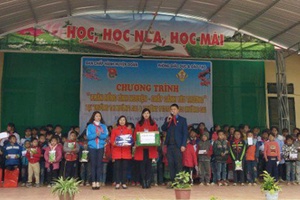 Chương trình “Khăn hồng tình nguyện - chắp cánh yêu thương”