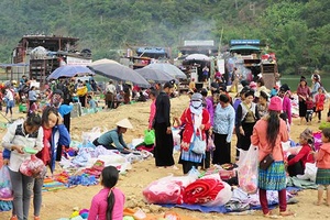 Chợ phiên vùng hồ những ngày giáp Tết