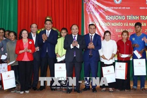 Thủ tướng thăm, tặng quà công nhân lao động, đồng bào dân tộc thiểu số tỉnh Đắk Lắk