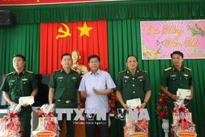 Quân-dân biên giới, hải đảo tưng bừng đón Tết