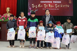Mang Tết đến với trẻ em vùng cao biên giới
