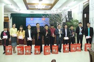 Thường trực tỉnh ủy: Gặp mặt lưu học sinh Lào nhân dịp Tết Mậu Tuất 2018