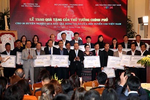 Thủ tướng tặng 20 tỷ đồng đấu giá áo và bóng của đội tuyển U23 cho 20 huyện nghèo