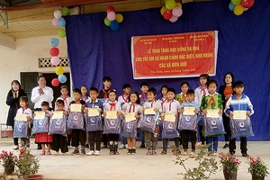 Quỹ Bảo trợ trẻ em Việt Nam: Tặng 40 suất học bổng và quà cho trẻ em hoàn cảnh khó khăn