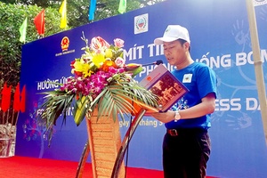 Sôi nổi mít tinh hưởng ứng Ngày thế giới phòng chống bom mìn