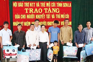 Hội Bảo trợ Người tàn tật và Trẻ mồ côi tỉnh: Tặng quà cho người khuyết tật và trẻ mồ côi tại 2 huyện Bắc Yên và Mường La