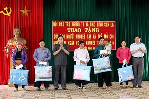 Nối những vòng tay nhân ái