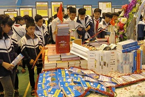 Triển lãm bản đồ, ảnh tư liệu “Hoàng Sa, Trường Sa của Việt Nam - Những bằng chứng lịch sử pháp lý” năm 2018 tại Phù Yên