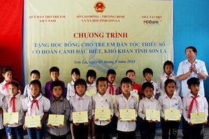 Trao 50 suất học bổng cho học sinh có hoàn cảnh khó khăn