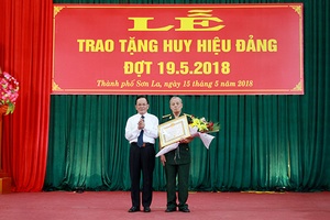 Lễ Trao tặng Huy hiệu Đảng đợt 19/5