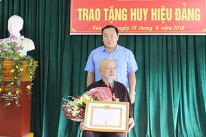 Huyện ủy Yên Châu: Trao Huy hiệu Đảng đợt 19/5