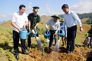 Yên Châu, Quỳnh Nhai: Lễ phát động trồng cây nhân kỷ niệm 128 năm Ngày sinh Chủ tịch Hồ Chí Minh