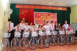 Trao xe đạp cho học sinh khuyết tật nghèo