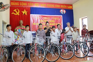 Trao tặng xe đạp cho học sinh nghèo khuyết tật