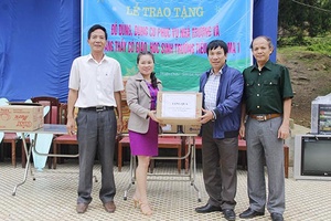 Bệnh viện Tâm thần Trung ương I: Thăm, tặng quà Trường Tiểu học Co Mạ 1