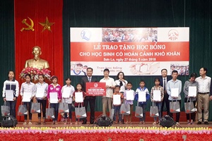 Quỹ Bảo trợ trẻ em Việt Nam: Tặng 15 suất học bổng cho trẻ em hoàn cảnh khó khăn