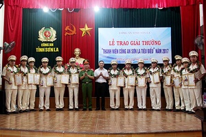 Trao giải thưởng “Thanh niên Công an Sơn La tiêu biểu năm 2017”