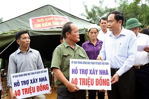 Mặt trận Tổ quốc Việt Nam thăm hỏi và hỗ trợ bà con vùng lũ