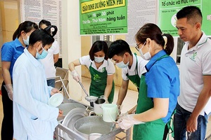 Bệnh viện Lao và Bệnh phổi Sơn La: Nồi cháo miễn phí cho bệnh nhân