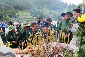Dâng hương tưởng niệm TNXP hy sinh trong chiến dịch Điện Biên Phủ