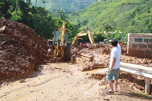 Sạt lở đất gây tắc đường tuyến quốc lộ 37 thuộc địa phận xã Phiêng Ban (Bắc Yên)