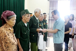 Các đồng chí lãnh đạo tỉnh, địa phương, đơn vị thăm, tặng quà các gia đình chính sách