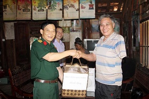 Các đồng chí lãnh đạo tỉnh, các địa phương, đơn vị thăm, tặng quà các gia đình chính sách