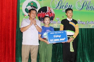 Đồng chí Phó Chủ tịch UBND tỉnh thăm, tặng quà học sinh tham gia Học kỳ trong quân đội