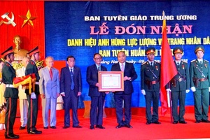 Ban Tuyên huấn Khu ủy Khu V đón nhận danh hiệu Anh hùng Lực lượng vũ trang nhân dân