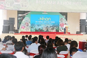 “Tuần lễ nhãn và nông sản an toàn tỉnh Sơn La năm 2018’’ tại Trung tâm Xúc tiến thương mại nông nghiệp (Hà Nội)