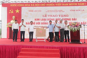 Lễ bàn giao và tiếp nhận kim loại đồng đúc tượng “Bác Hồ với đồng bào các dân tộc Tây Bắc”