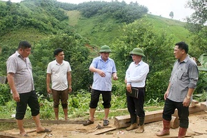 Đồng chí Phó Chủ tịch UBND tỉnh kiểm tra công tác khắc phục thiên tai tại Vân Hồ