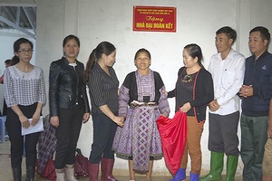 Trao nhà đại đoàn kết tại huyện Mộc Châu